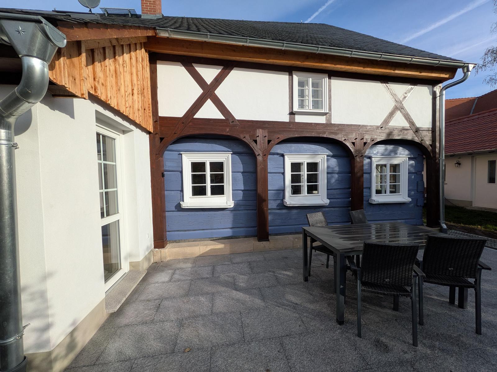 Elegante Terrasse mit gemütlichen Gartenmöbeln
